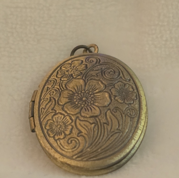 Vintage Brass Floral Locket Necklace Oval Treasure Photo Pendant - Picture 8 of 9